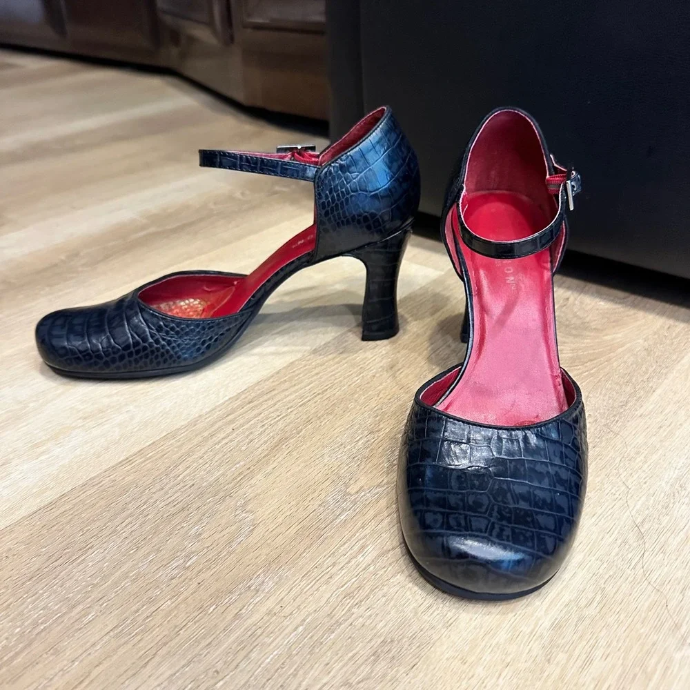 Kenneth Cole Reaction Black Croc Embossed Leather Mary Jane Heels Pumps 8 Dance